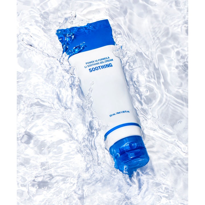 It'S SKIN Power 10 Formula LI Soothing Gel Cream 55 ml beroligende ansiktskrem i hvit tube omgitt av vannsprut.