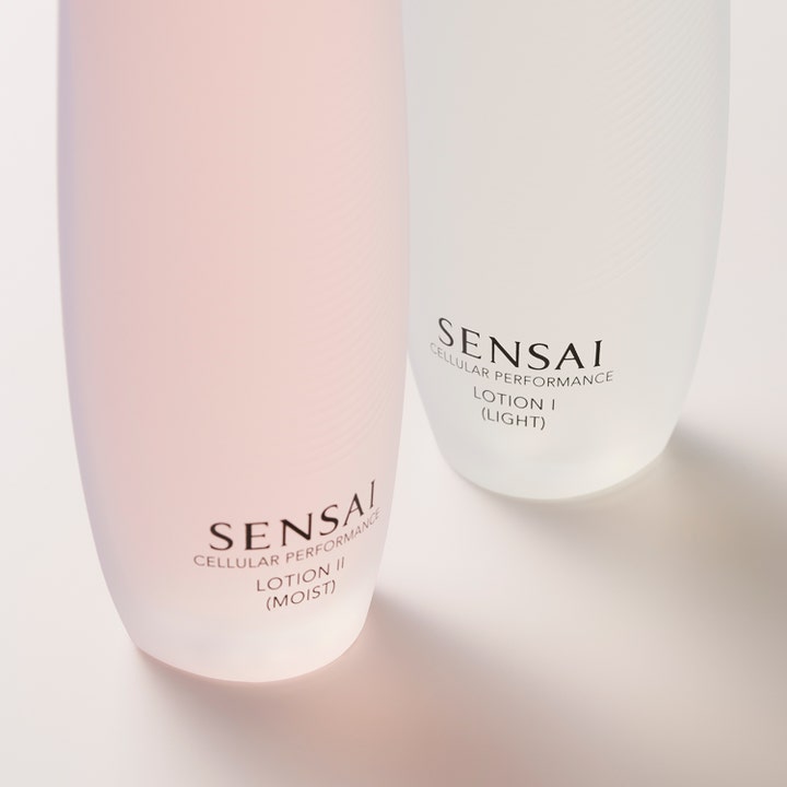 Sensai Cellular Performance Lotion I Light 125 ml fuktighetsgivende toner i hvite og rosa frostede glassflasker