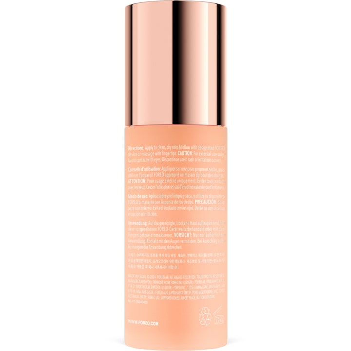 FOREO SUPERCHARGED Triple Action Firming Serum 30 ml på baksiden av ferskenfarget flaske med rosegulldetaljer