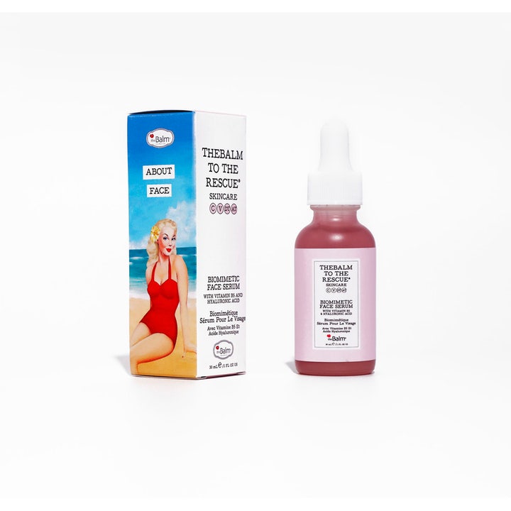 the Balm theBalm to the Rescue 30 ml ansiktsserum i rosa glassflaske med hvit pipette og eske med retro strandmotiv