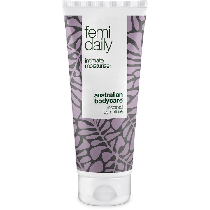 Australian Bodycare Femi Daily fuktighetsgivende intimpleie i hvit tube med lilla bladmønster og hvit kork.