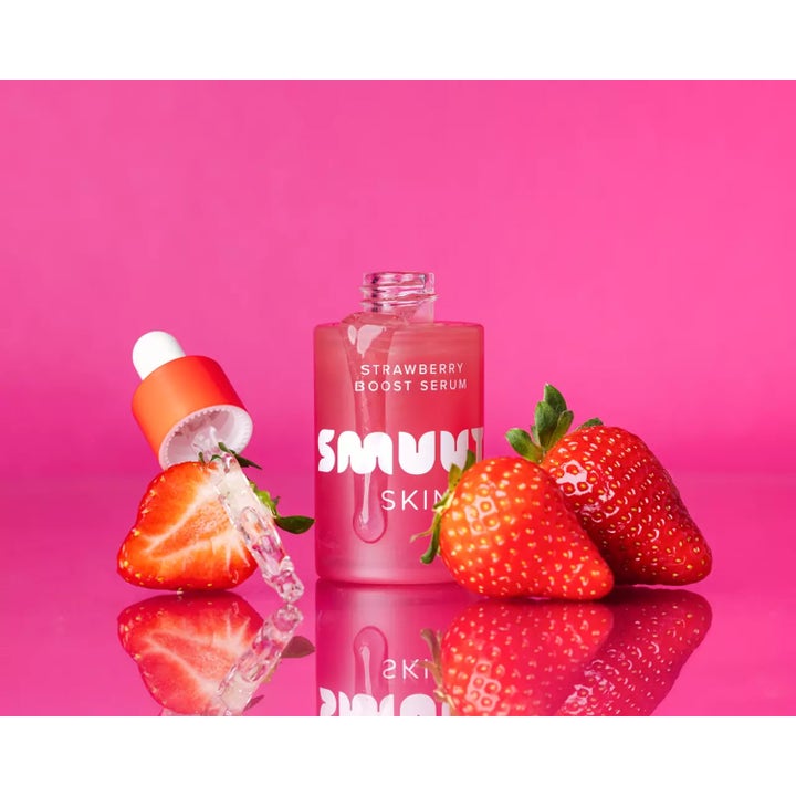 Smuuti Skin Strawberry Boost Serum 30 ml fuktserum med jordbær og pipette på rosa bakgrunn