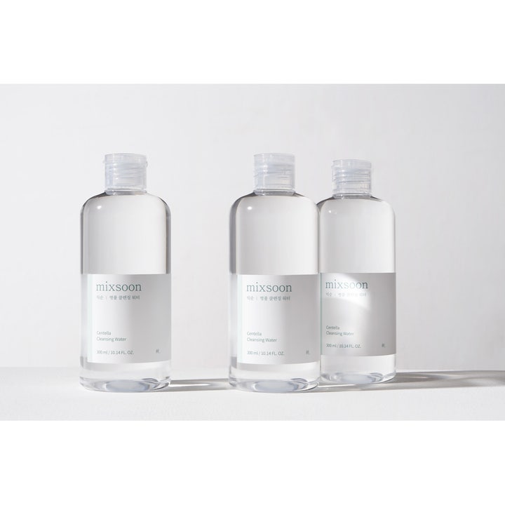 Mixsoon Centella Cleansing Water 300 ml beroligende ansiktsrens i tre klare plastflasker med hvit etikett