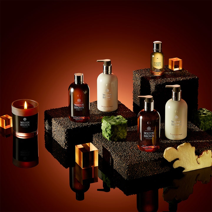 Molton Brown Black Peppercorn Body Lotion 300 ml fuktighetsgivende krem i et lunt miljø med krydder og duftlys