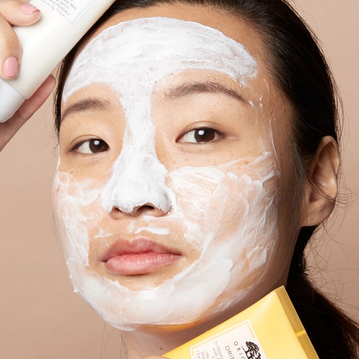 Origins Drink Up 10 Minute Mask 75 ml fuktighetsgivende ansiktsmaske påført i ansiktet for glød og pleie