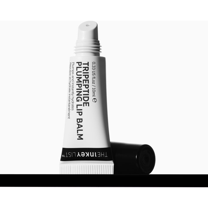 The INKEY List Tripeptide Plumping Lip Balm 10 ml gir fyldigere lepper i hvit tube og eske med før- og etterbilder.