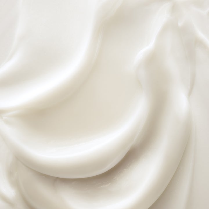 Sensai Total Firm Expert Cream 50 ml oppstrammende ansiktskrem med en rik og silkeaktig hvit tekstur.