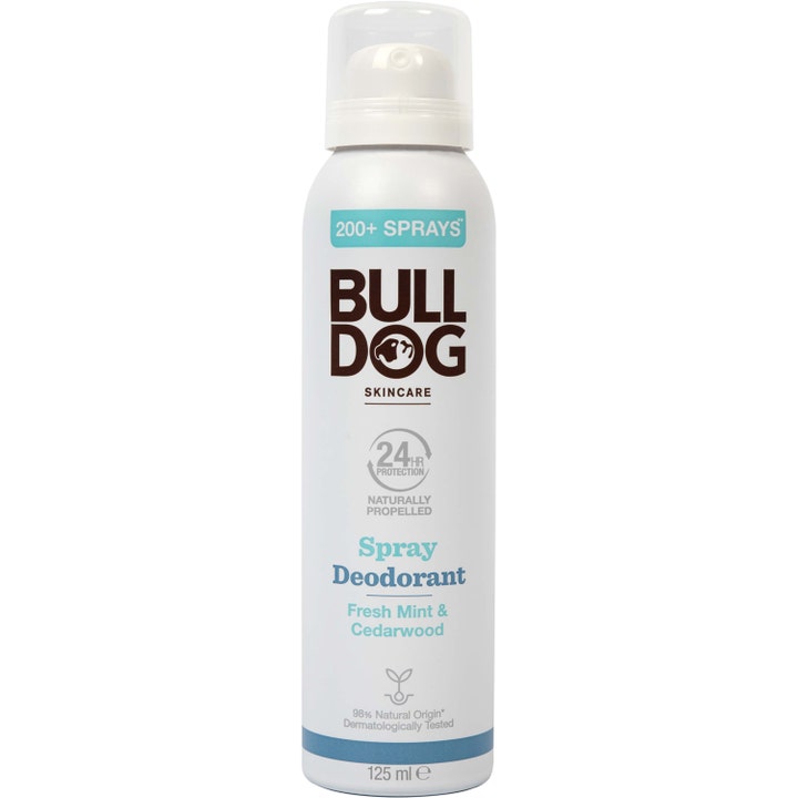 Bulldog Spray Deodorant Fresh Mint & Cedarwood 125 ml gir 24 timers beskyttelse i hvit sprayflaske med blå detaljer.