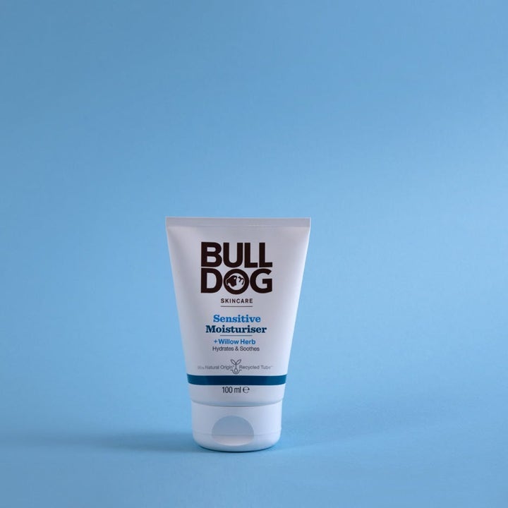 Bulldog Sensitive Moisturiser 100 ml fuktighetsgivende ansiktskrem i hvit tube på lyseblå bakgrunn