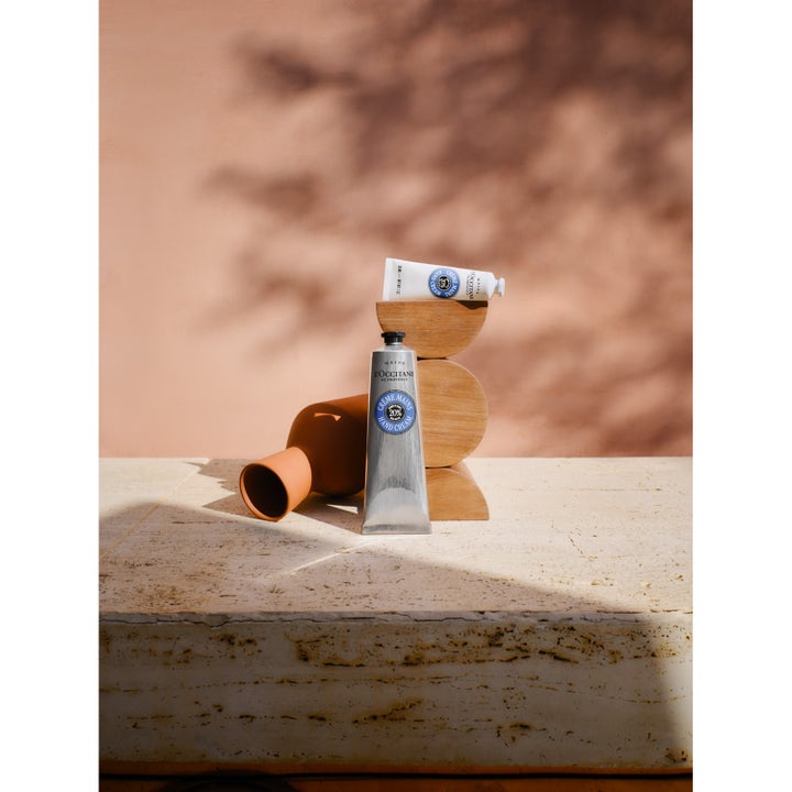 L'Occitane en Provence Shea Butter Hand Cream 30 ml fuktighetsgivende håndkrem med sheasmør på dekorative treklosser