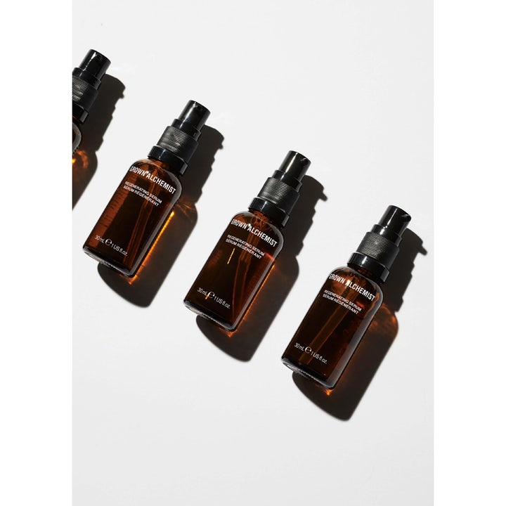 Grown Alchemist Regenerating Serum 30 ml i mørke glassflasker med pumpe som gir glød til huden.