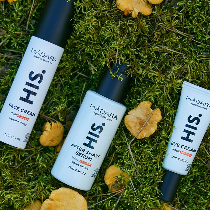 MÁDARA HIS Eye Cream 17 ml fuktighetsgivende øyekrem for menn i hvit tube på mosebunn med små gule sopper