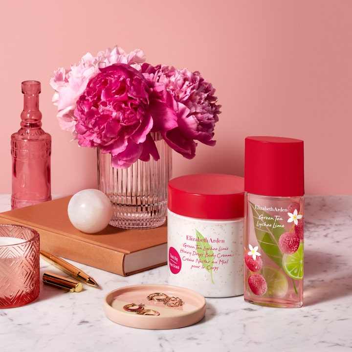Elizabeth Arden Green Tea Lychee Lime Honey Drops Body Cream 500 ml fuktighetsgivende kroppskrem i hvit krukke med rødt lokk