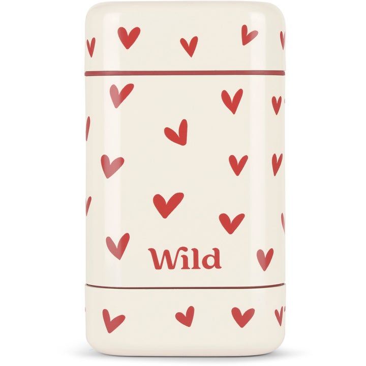 Wild Deo Stick Heart Case Pink Grapefruit Lime 40 g deodorant i en kremhvit hylse dekorert med små røde hjerter