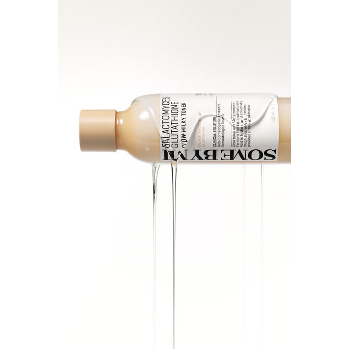 Some By Mi Galactomyces Glutathione Glow Milky Toner 200 ml glødgivende toner i flaske med flytende tekstur som renner ut