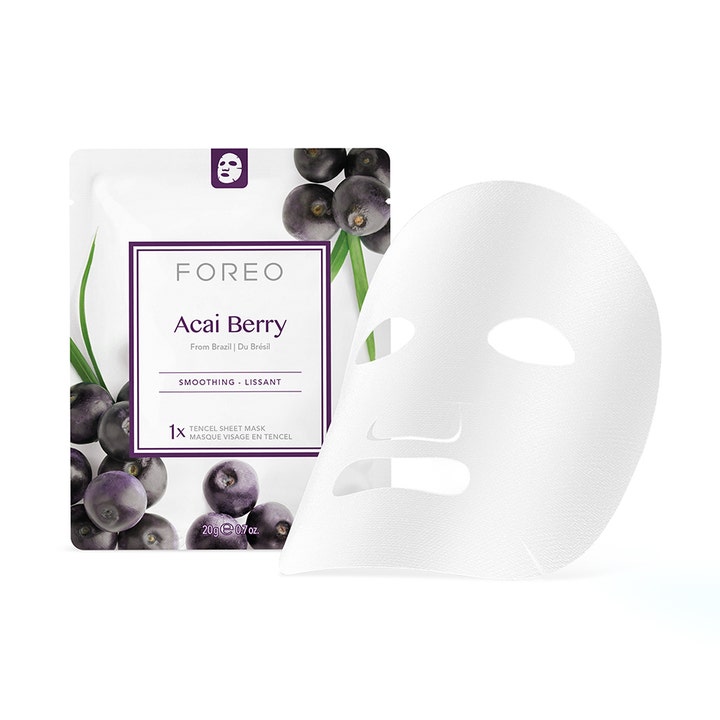 FOREO Farm To Face Acai Berry 3-pk 20 g utglattende ansiktsmaske med hvit tøymaske og lilla bærdekor.
