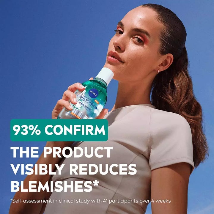 NIVEA Derma Skin Clear Micellar Water 400 ml ansiktsrengjøring mot urenheter vist med kvinne og 93 prosent bekreftelse