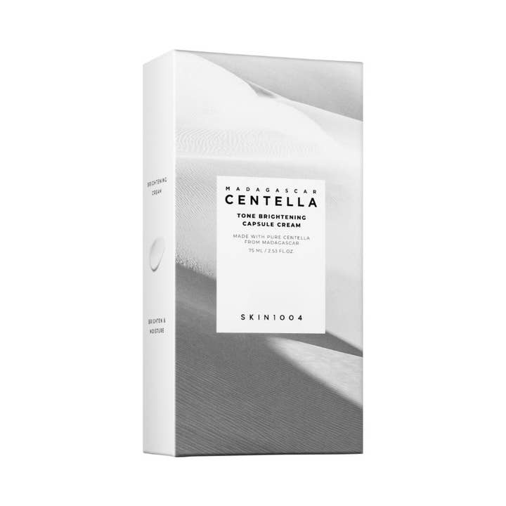 SKIN1004 Madagascar Centella Tone Brightening Capsule Cream 75 ml i hvit eske med motiv av sanddyner.