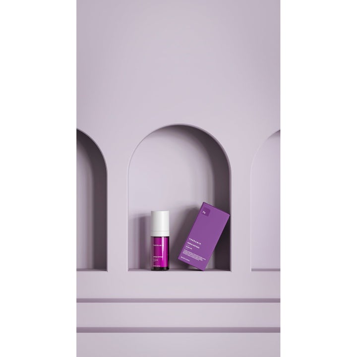 Niche Beauty Lab Peptide Power 80 ml serum i lilla flaske med hvit kork og matchende eske i en bue.