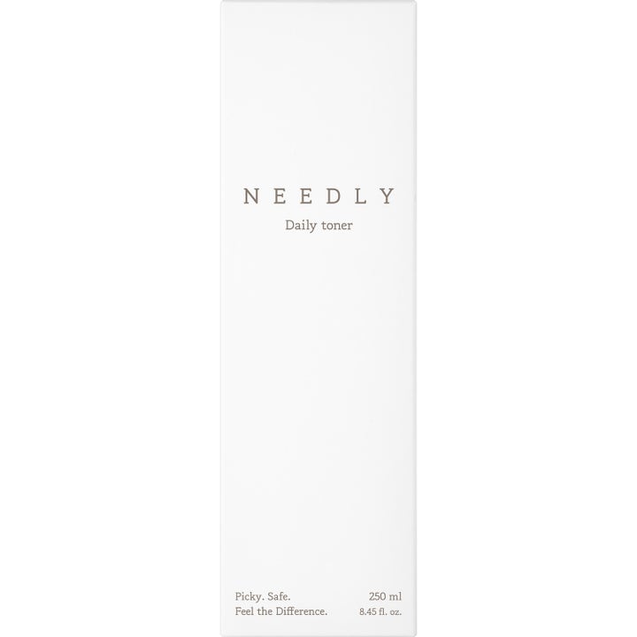 NEEDLY Daily Toner 250 ml ansiktsvann i en minimalistisk hvit ytteremballasje av papp med enkel sort tekst