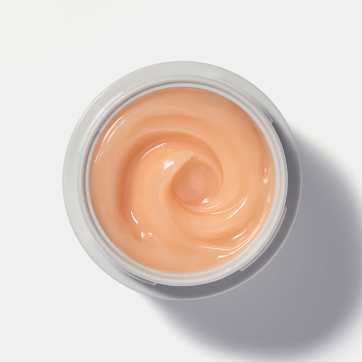 Elizabeth Arden Eight Hour Cream Nighttime Miracle Moisturizer 50 ml nattkrem med glansfull ferskenfarget tekstur.