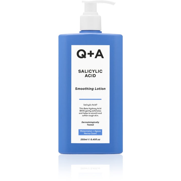 Q+A Salicylic Acid Smoothing Lotion 250ml utjevnende bodylotion som eksfolierer huden i blå flaske med hvit pumpe