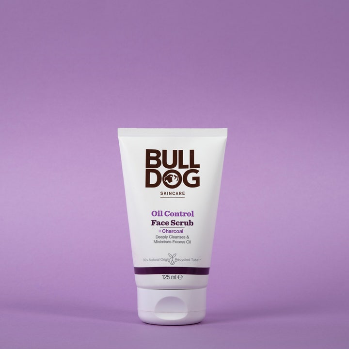 Bulldog Oil Control Face Scrub 125 ml dyprensende ansiktsskrubb med kull i hvit tube mot lilla bakgrunn