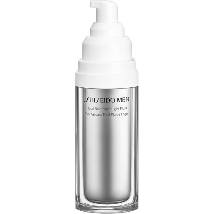 Shiseido Men Total Revitalizer Light Fluid 70 ml revitaliserende ansiktskrem i sølvfarget flaske med hvit pumpe