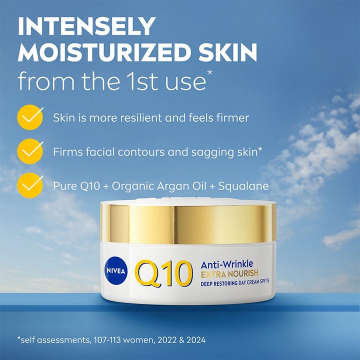 NIVEA Q10 Extra Nourish Day Cream 50 ml anti-rynke dagkrem med SPF 15 i hvit krukke med gullokk mot blå himmel