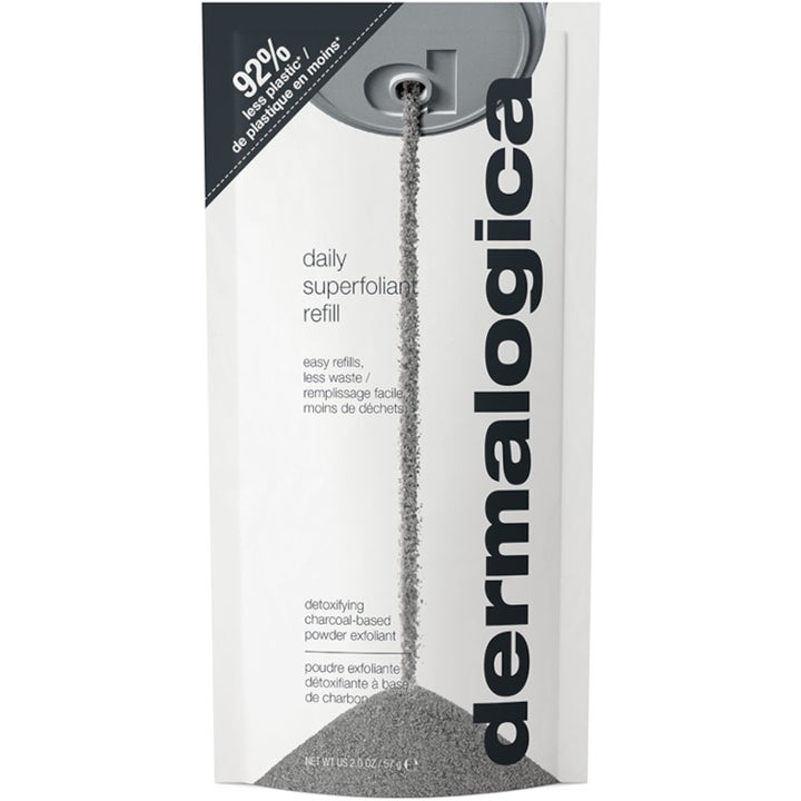 Dermalogica Daily Superfoliant Refill 57g detoksifiserende ansiktsskrubb i hvit pose med grått kullpulver som renner