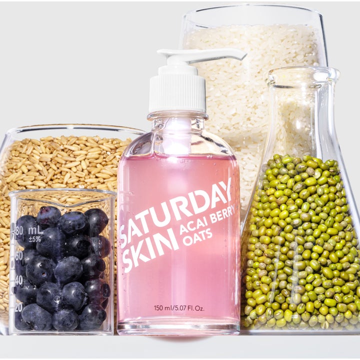 Saturday Skin Acai Berry + Oats Antioxidant Gel Cleanser 150 ml rosa gelrens i pumpeflaske med acaibær og havre