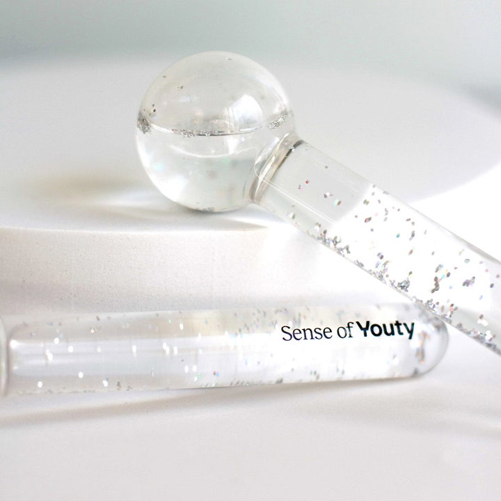 Sense of Youty Facial Cooling Globes hudpleieverktøy i klart glass med sølvglitter som virker beroligende og kjølende