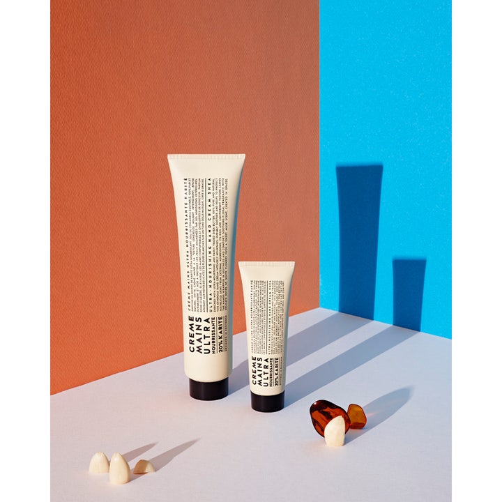 Compagnie de Provence Shea Butter håndkrem 100 ml gir fukt i tuber foran oransje og blå bakgrunn