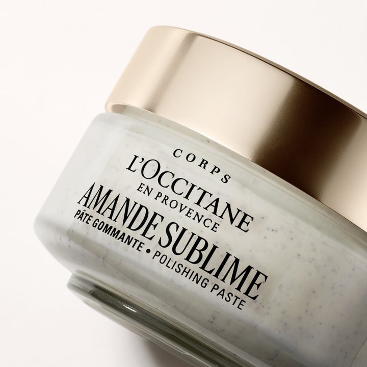 L'Occitane en Provence Almond Polishing Paste 200 ml eksfolierende body scrub i glasskrukke med gullfarget lokk