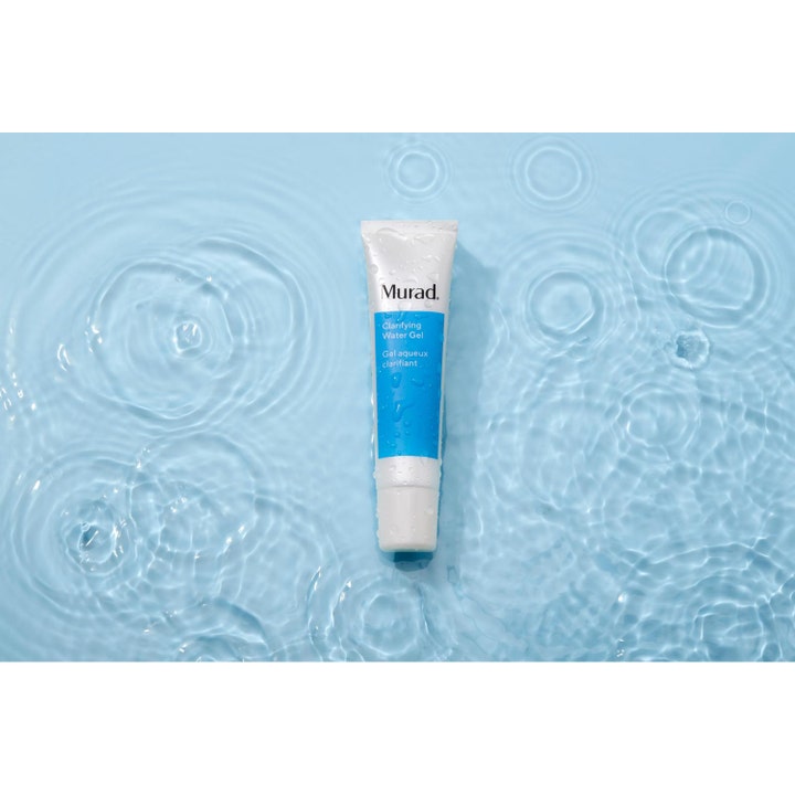 Murad Clarifying Water Gel 60 ml fuktighetskrem i hvit tube som balanserer huden liggende i vann med ringer