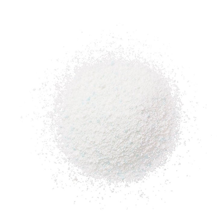 Sensai Silky Purifying Deep Clean Kit ansiktsskrubb viser teksturen av finmalt hvitt og lyseblått peelingpulver
