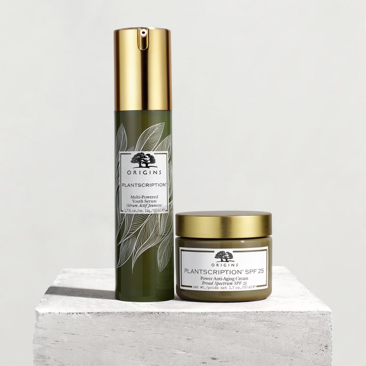 Origins Plantscription Multi-Powered Youth Serum 50 ml mot linjer i grønn pumpeflaske og krukke med gulldetaljer.