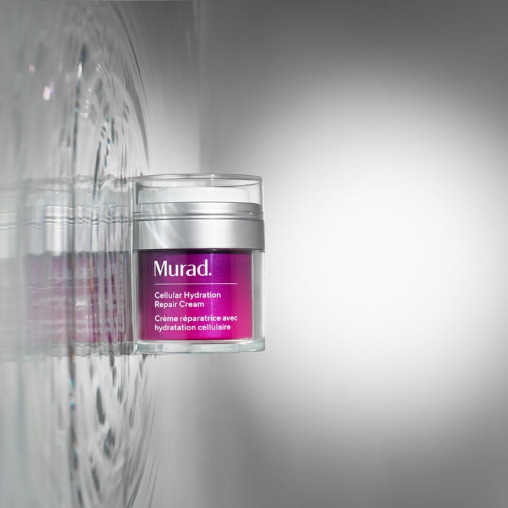Murad Cellular Hydration Repair Cream 50 ml fuktighetsgivende ansiktskrem i lilla krukke foran krusninger i vann