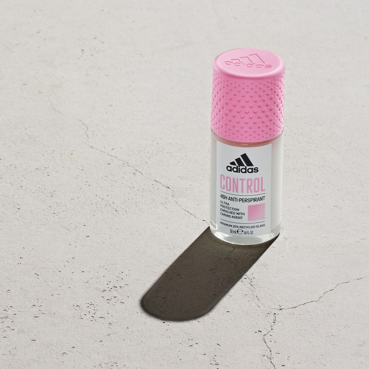 Adidas Control 48H Antiperspirant 50 ml roll-on deodorant i glassflaske med rosa strukturert kork på grå flate