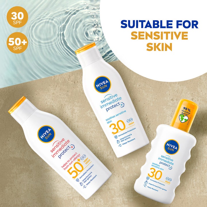 NIVEA Sensitive Immediate Protect 200 ml solkrem for sensitiv hud i hvite flasker på sand ved vann