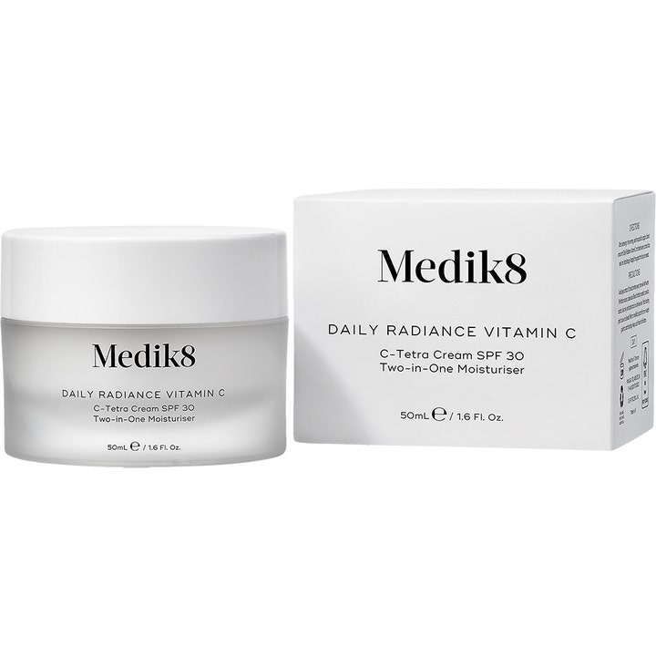 Medik8 Daily Radiance Vitamin C 50 ml fuktighetskrem med SPF 30 i frostet glasskrukke ved siden av hvit eske.
