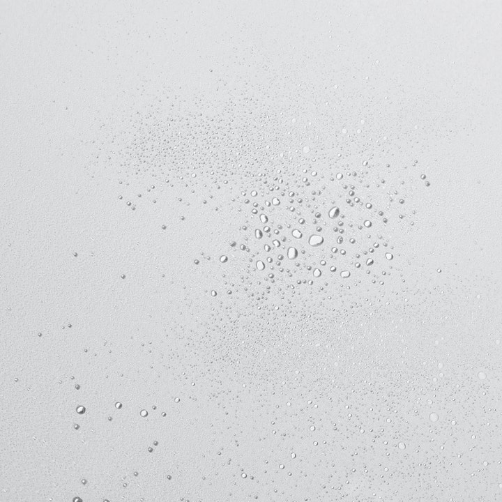 Dermalogica UltraCalming Mist 177 ml beroligende face mist som viser teksturen av lette og klare vanndråper