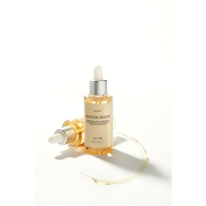 Mixsoon Master Serum 60 ml fuktighetsgivende serum i glassflaske med pipette og en stripe gyllen geltekstur