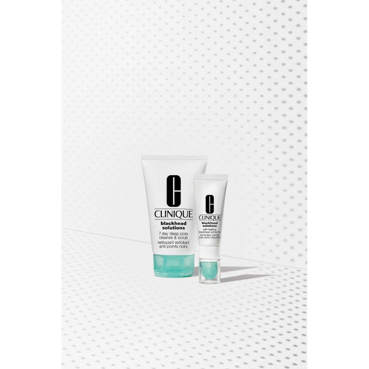 Clinique Blackhead Solutions 125 ml ansiktsskrubb fjerner hudormer i hvit tube med turkise detaljer og ekstraktor