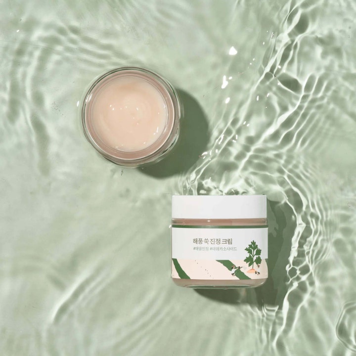 Round Lab Mugwort Calming Cream 80 ml beroligende ansiktskrem i krukke sett ovenfra i kruset vann