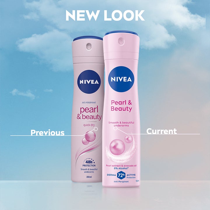 Nivea Pearl & Beauty Deospray 150 ml antiperspirant viser nytt design med perleekstrakt for glatte armhuler mot blå himmel.