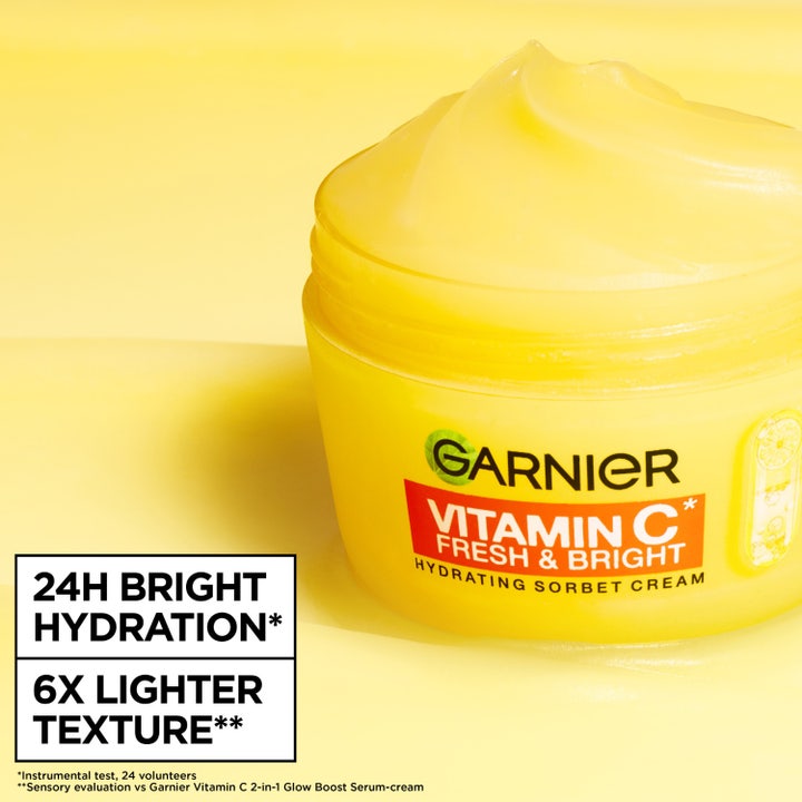 Garnier Vitamin C Fresh & Bright Hydrating Sorbet Cream 85 ml fuktighetskrem i gul krukke med frisk sorbet-tekstur.