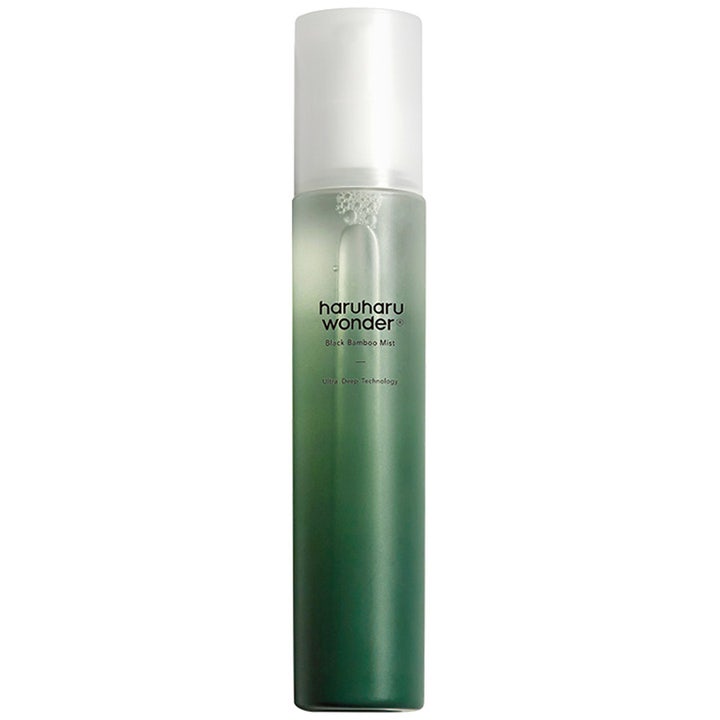 Haruharu Wonder Black Bamboo Mist 150 ml oppfriskende face mist i en grønn tonet flaske med hvit kork.
