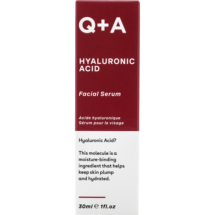 Q+A Hyaluronic Acid Facial Serum 30 ml fuktighetsgivende serum i en rød og hvit eske av papp.