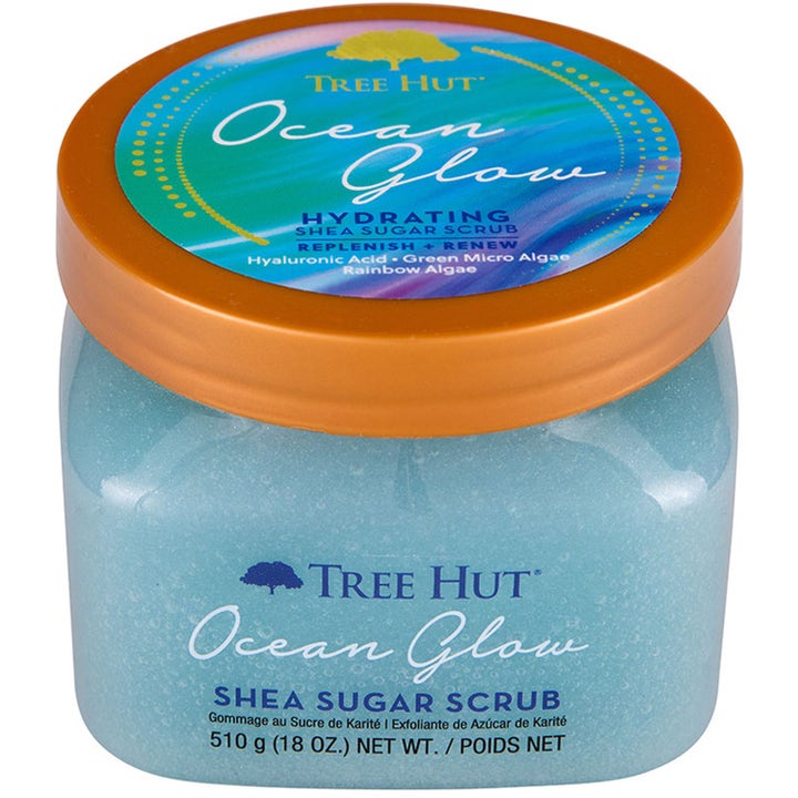 Tree Hut Shea Sugar Scrub Ocean Glow 510 g fuktighetsgivende body scrub med hyaluronsyre og lyseblå korn i krukke.